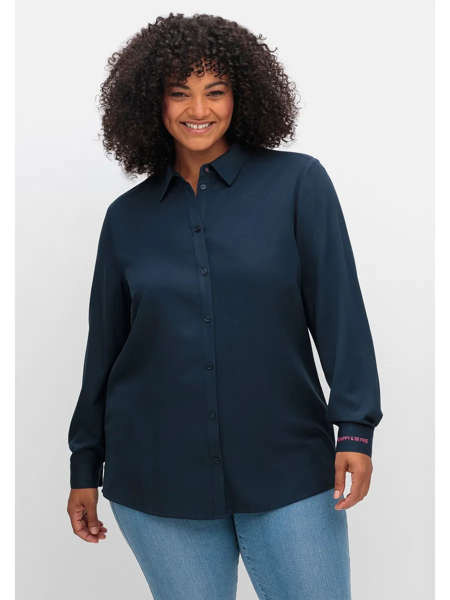 

Блузка-рубашка Sheego "Большие размеры" с надписью на подоле рукава, синий