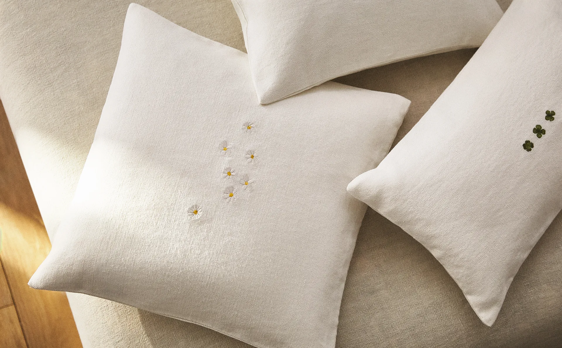 

Чехол на подушку с изображением ромашки Zara Home, цвет Oyster White
