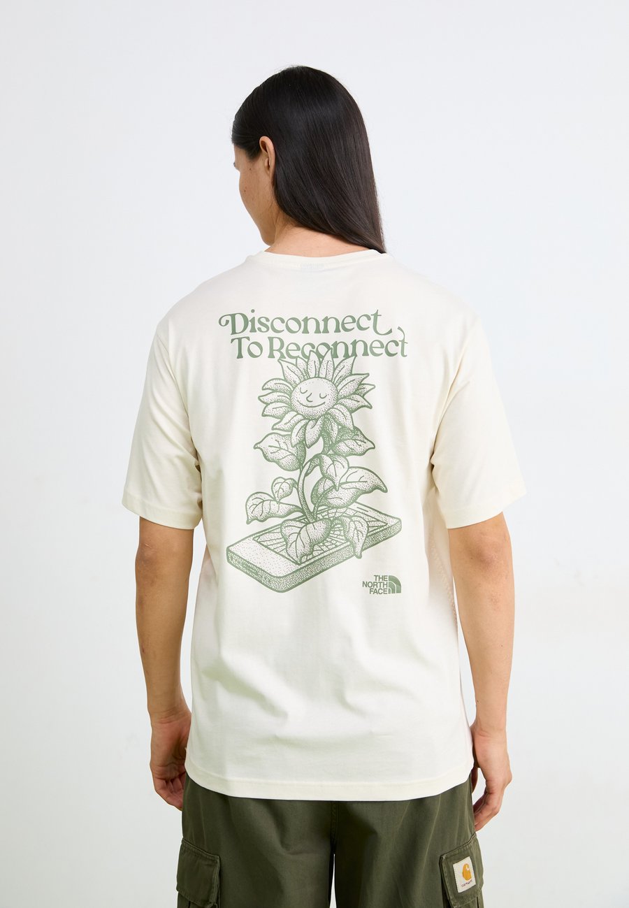 

Футболка The North Face CONNECT RELAXED TEE GRAPHIC, White Dune/Off-White
