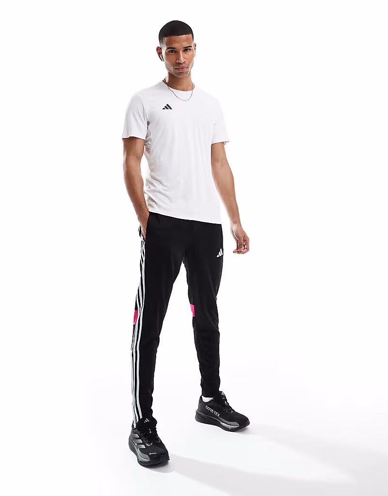 

Черные джоггеры с тремя полосками от Adidas Football Tiro Essentials