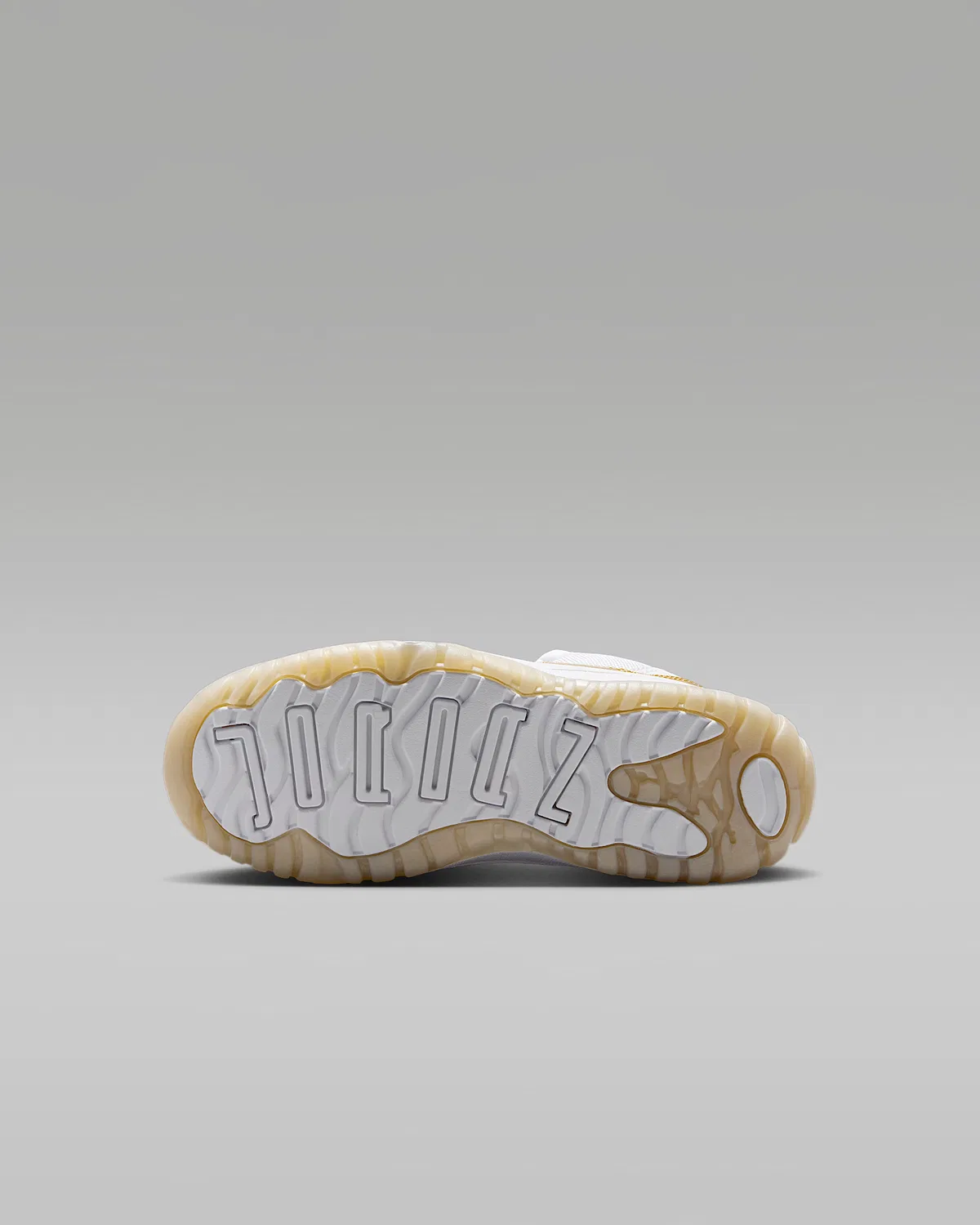 Детские кроссовки Jordan 11 Retro Low "Mother's Day", White/Team Gold/Metallic Gold — фото 2