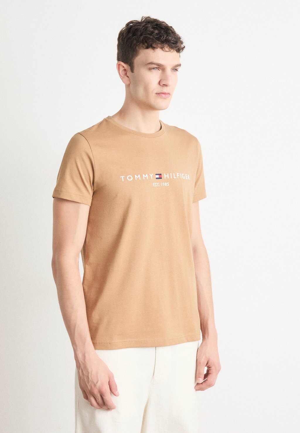 

Футболка с принтом LOGO TEE Tommy Hilfiger, бежевый