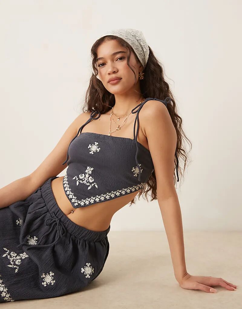 

Топ на бретельках ASOS DESIGN с вышивкой и завязками на плечах, темно-синий, с эффектом потертости