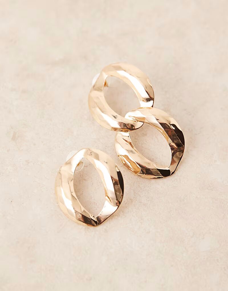 

Крупные асимметричные серьги-гвоздики золотистого оттенка Asos Design