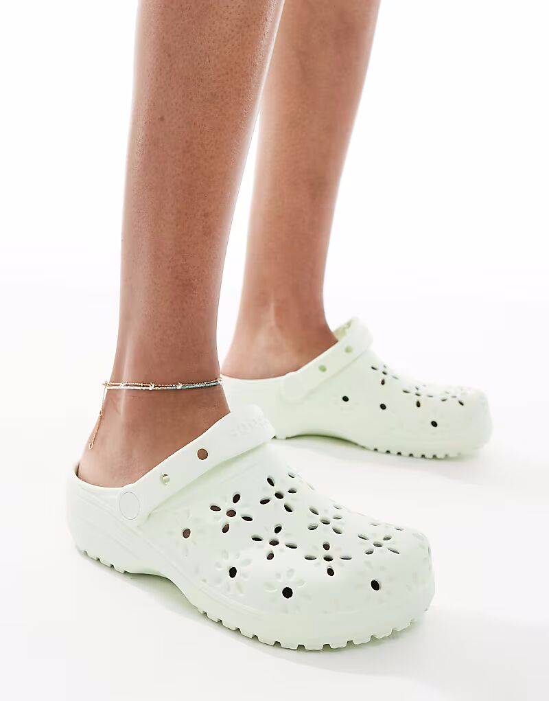 Классические сабо Crocs с цветочным узором в нефритовом оттенке — фото 2