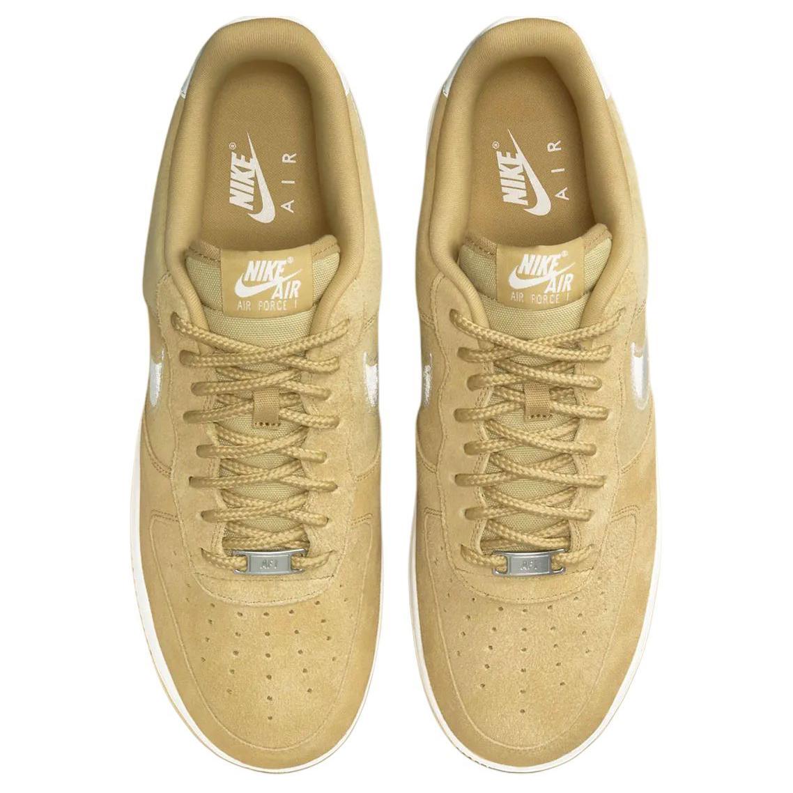 Футболка Nike Air Force 1 Low '07 LV8 Buff Gold Sail с вышитым логотипом Swoosh, светло-желтая — фото 3