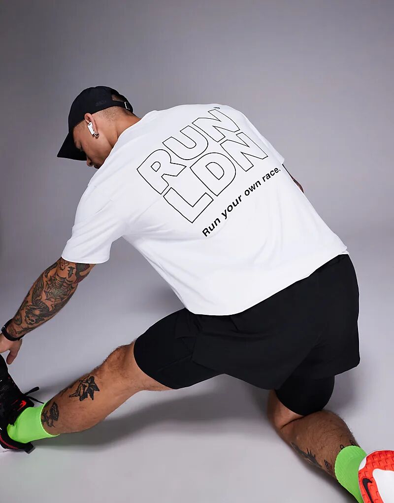 

Футболка для бега с сетчатым принтом на спине 4505 RUN LDN белого цвета