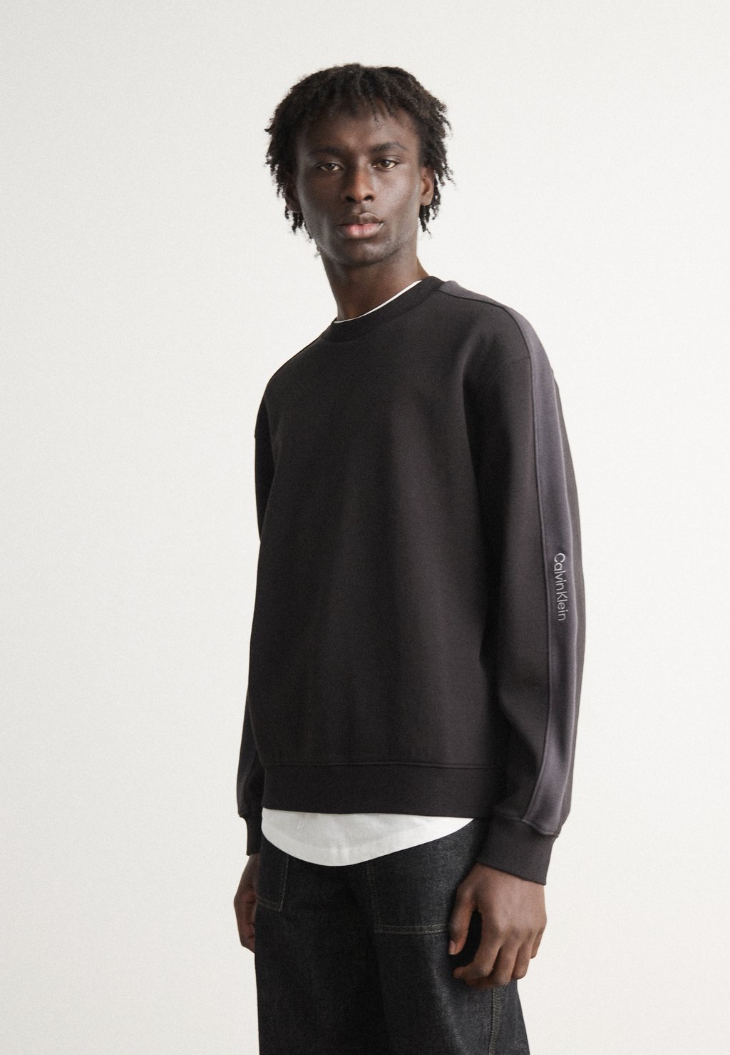 

Толстовка LOGO TAPE CREW NECK Calvin Klein Jeans, черный