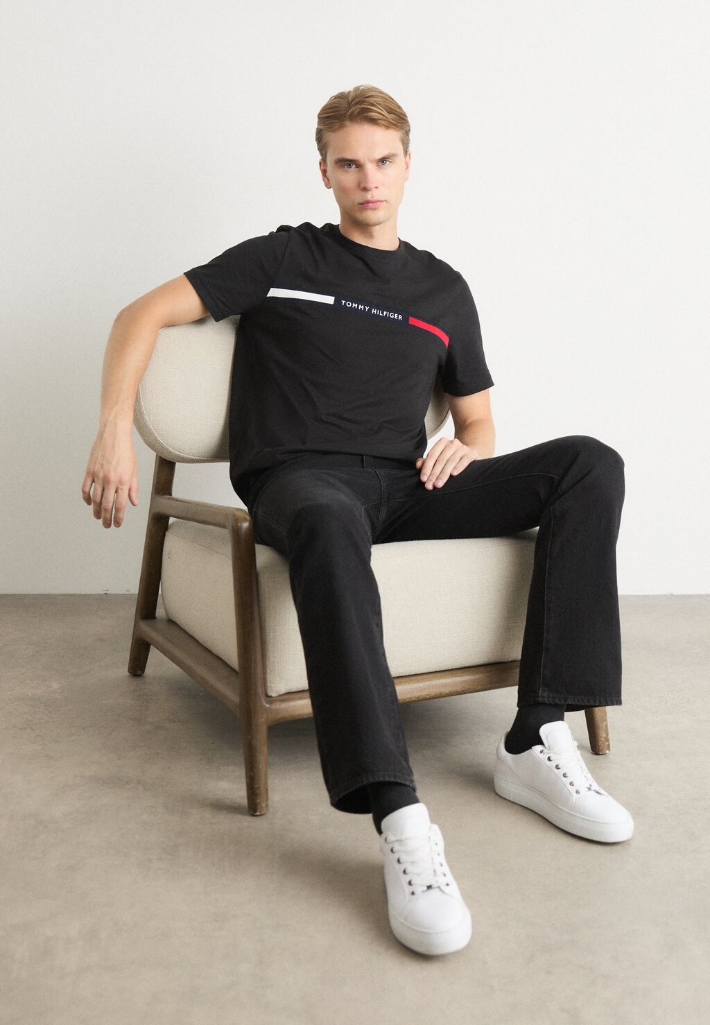 Футболки с принтом CHEST INSERT TEE Tommy Hilfiger, черный — фото 2