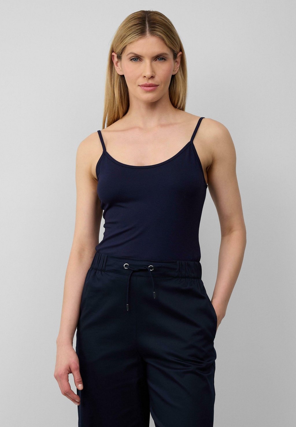 

Топ SLIM-FIT-MIT VERSTELLBAREN SPAGHETTITRÄGERN s.Oliver BLACK LABEL, черный