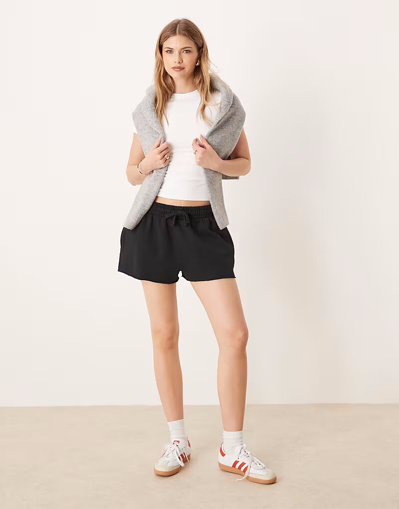 

Спортивные шорты ASOS DESIGN черного цвета с необработанным краем