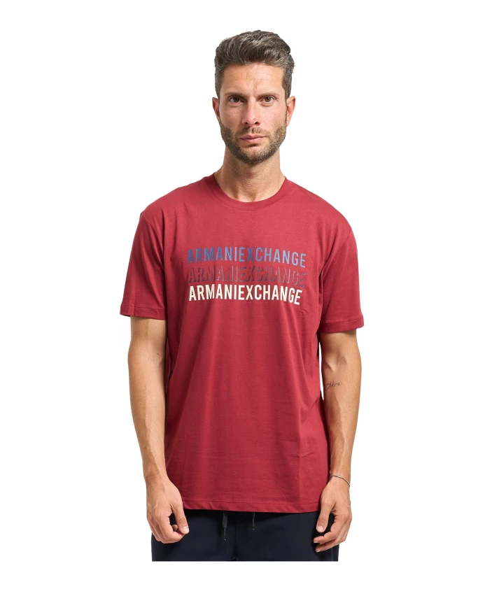 

Красная футболка с логотипом на передней части. Armani Exchange, красный