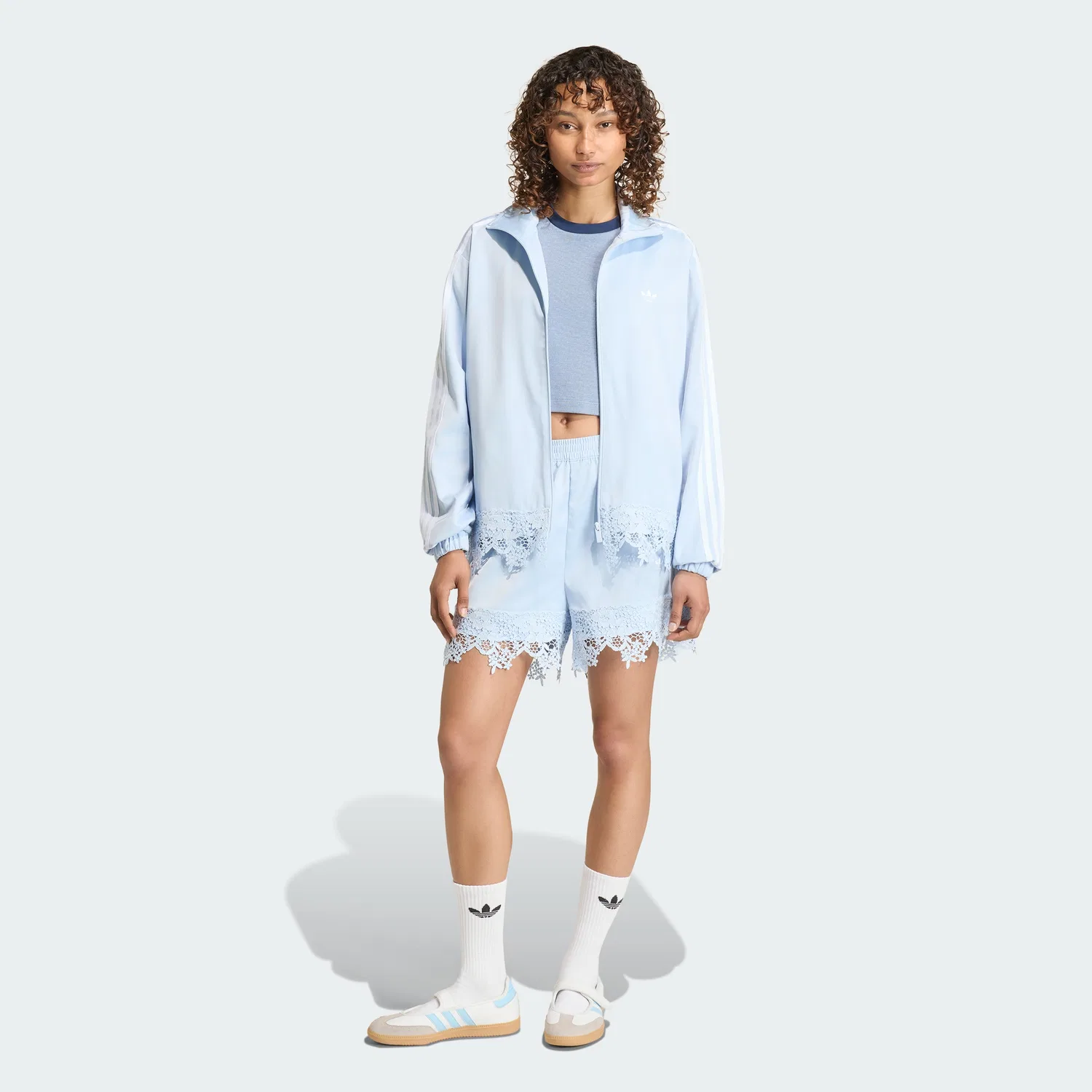 Женская свободная атласная спортивная куртка Firebird Originals от Adidas, цвета Crystal Sky — фото 3