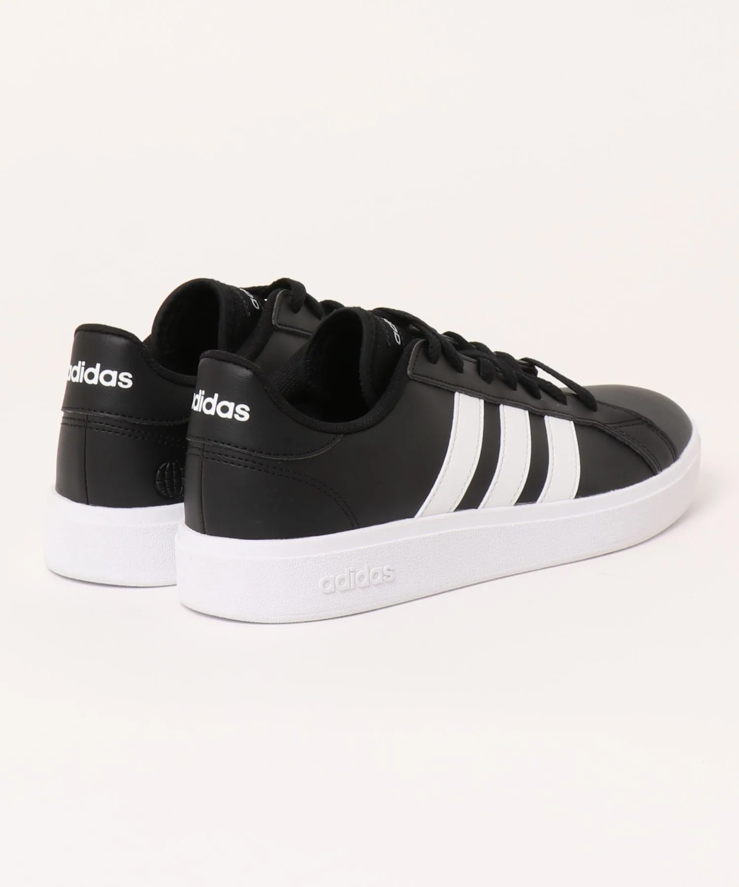 Мужские кроссовки из искусственной кожи adidas GRANDCOURT BASE 2.0 чёрно-белые — фото 2