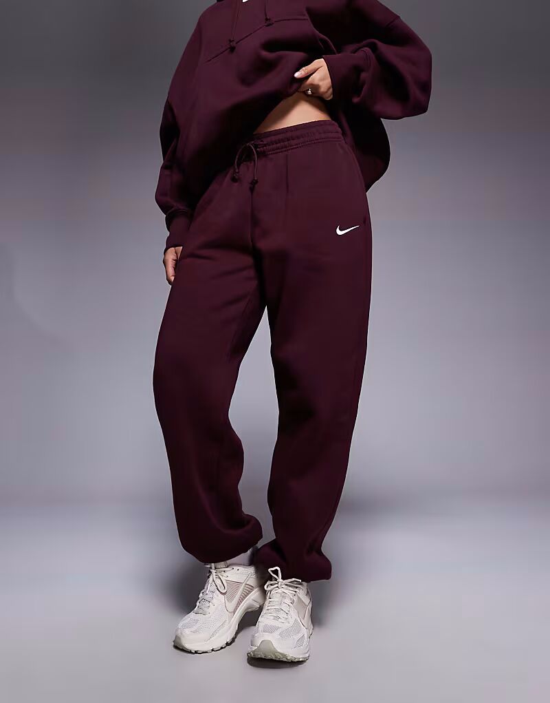 Джоггеры Phoenix Fleece с высокой талией и манжетами свободного кроя бордового цвета Nike — фото 2