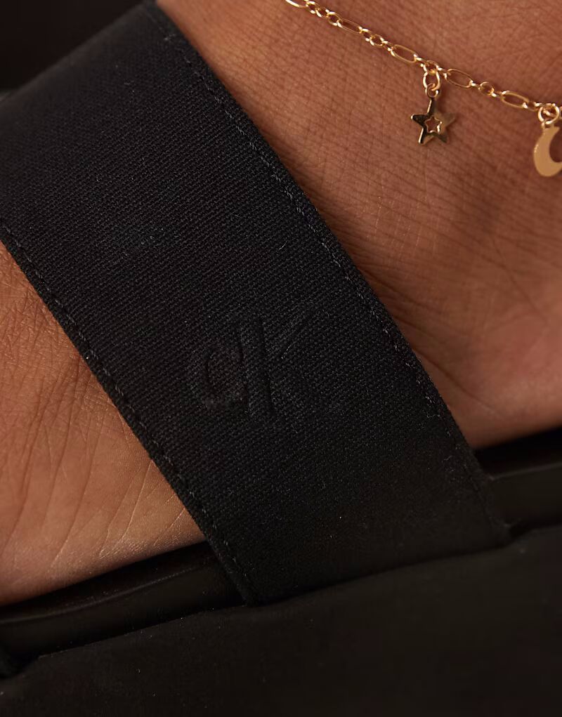 Сандалии Calvin Klein Jeans на плоской платформе с двойным ремешком черного цвета — фото 3