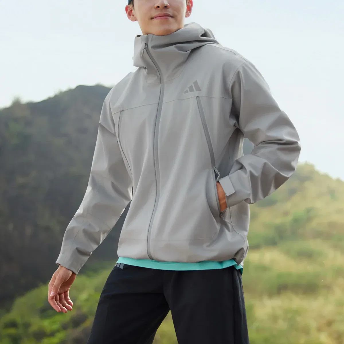 Ветровка Adidas Terrex Windbreaker светлый асфальтовый серый — фото 4