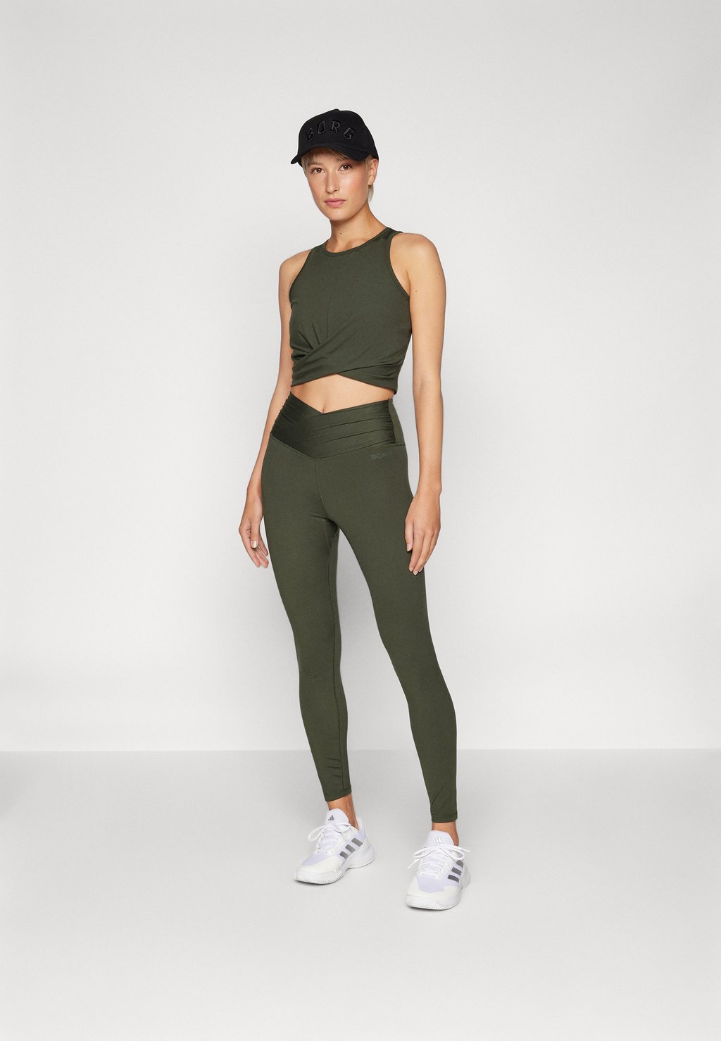 

Топ STUDIO CROSS TANK Björn Borg, оливковый