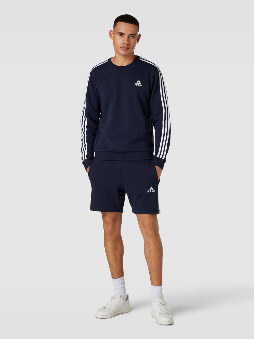 

Спортивные шорты с пришитыми этикетками ADIDAS SPORTSWEAR