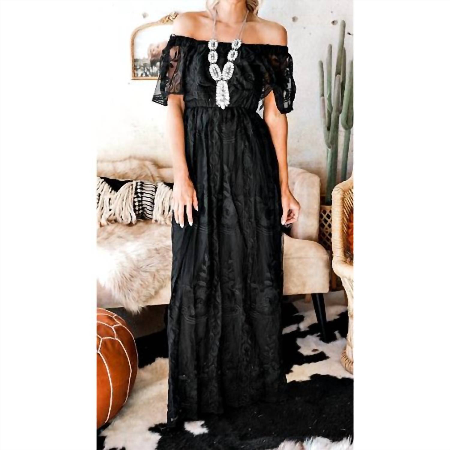 

Кружевное платье макси с открытыми плечами черного цвета Dress Day