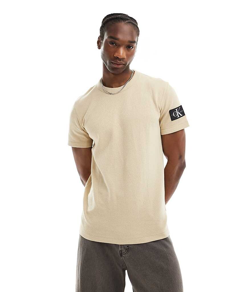 

Бежевая футболка вафельного цвета с логотипом Calvin Klein Jeans