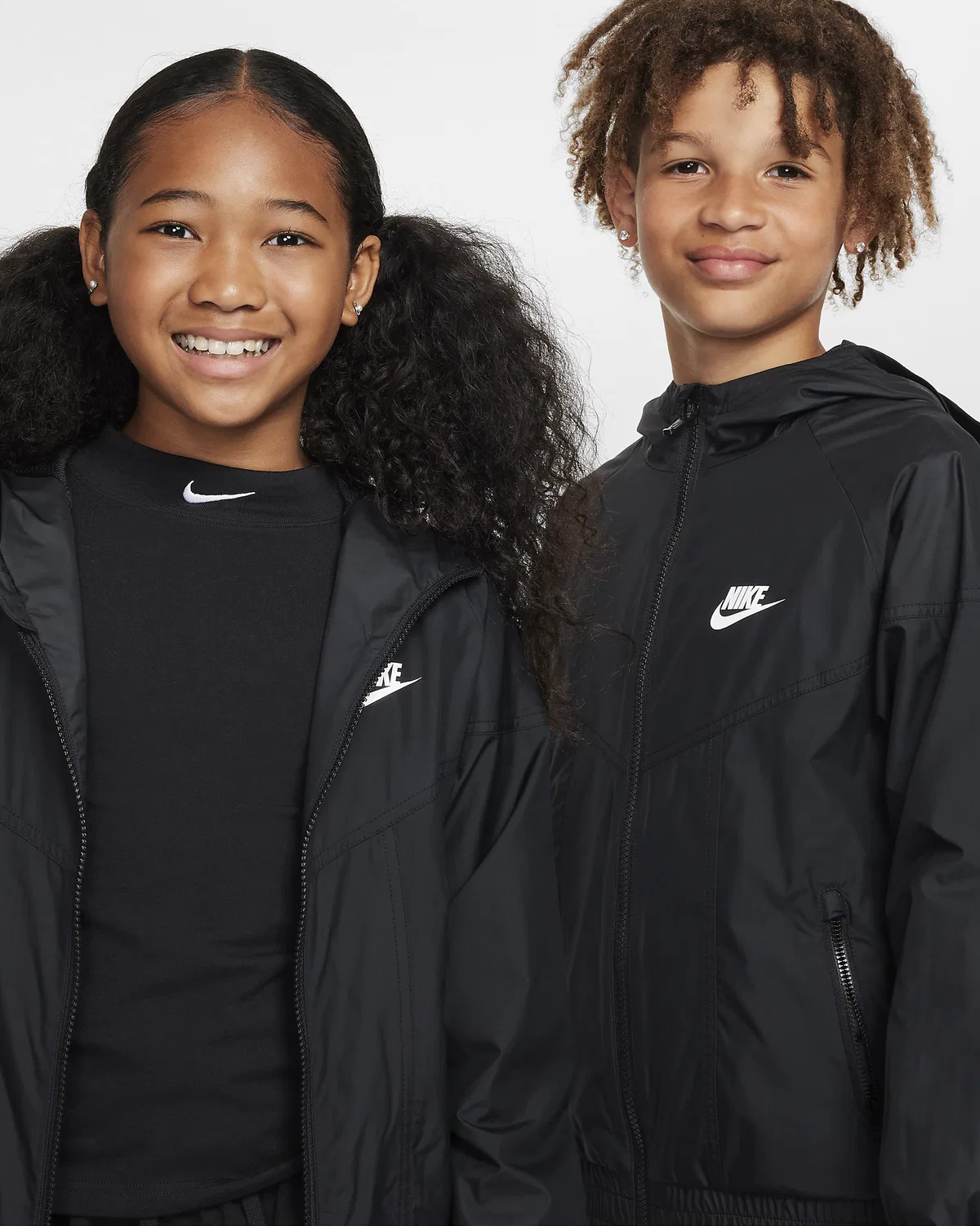 Детская куртка с капюшоном Nike Sportswear Windrunner Repel, Black/Black/Black/White — фото 3