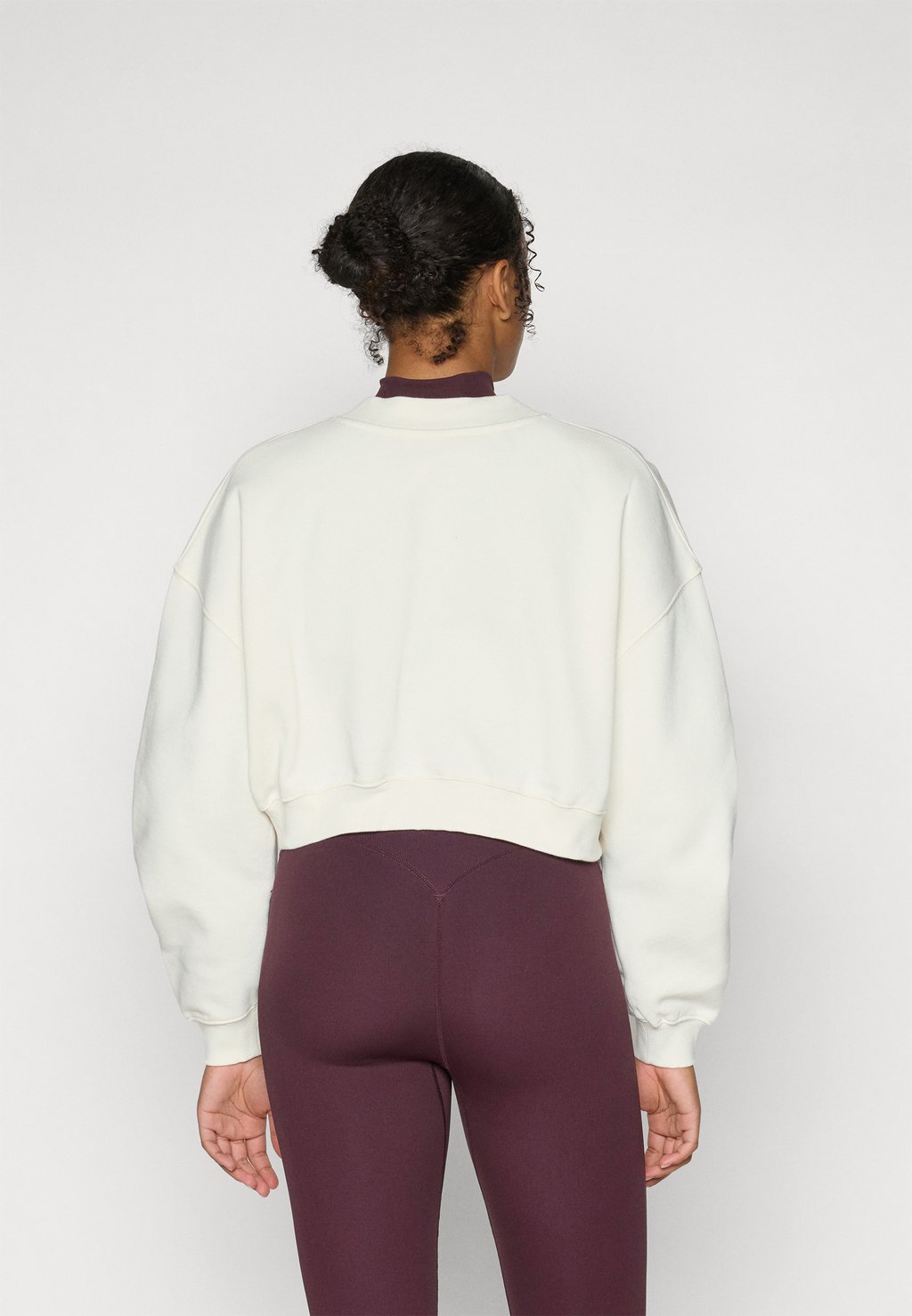 

Толстовка WEEKEND CROPPED Fabletics, кремовый
