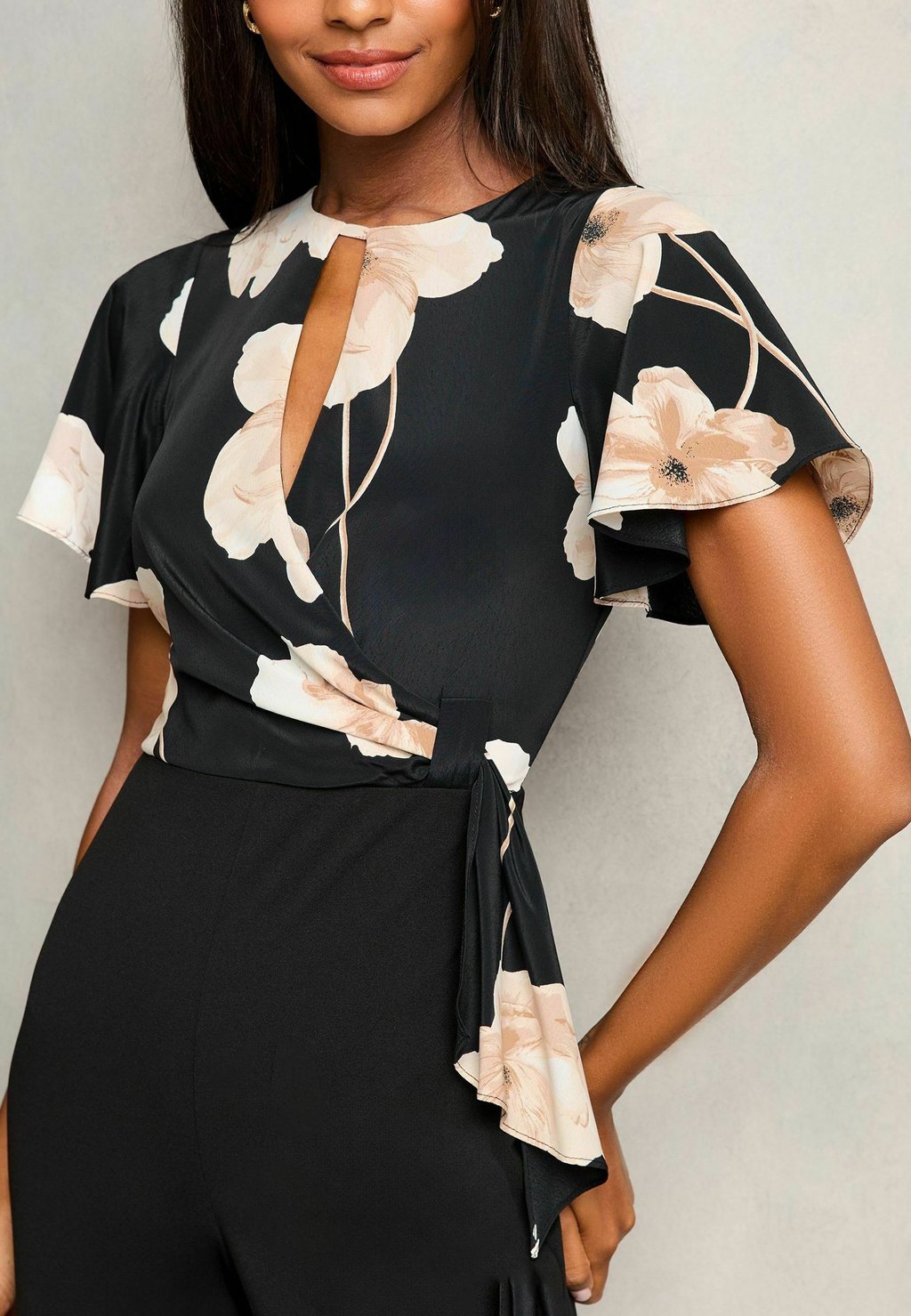

Комбинезон FLUTTER SLEEVE TIE SIDE WIDE LEG REGULAR FIT Lipsy, черный