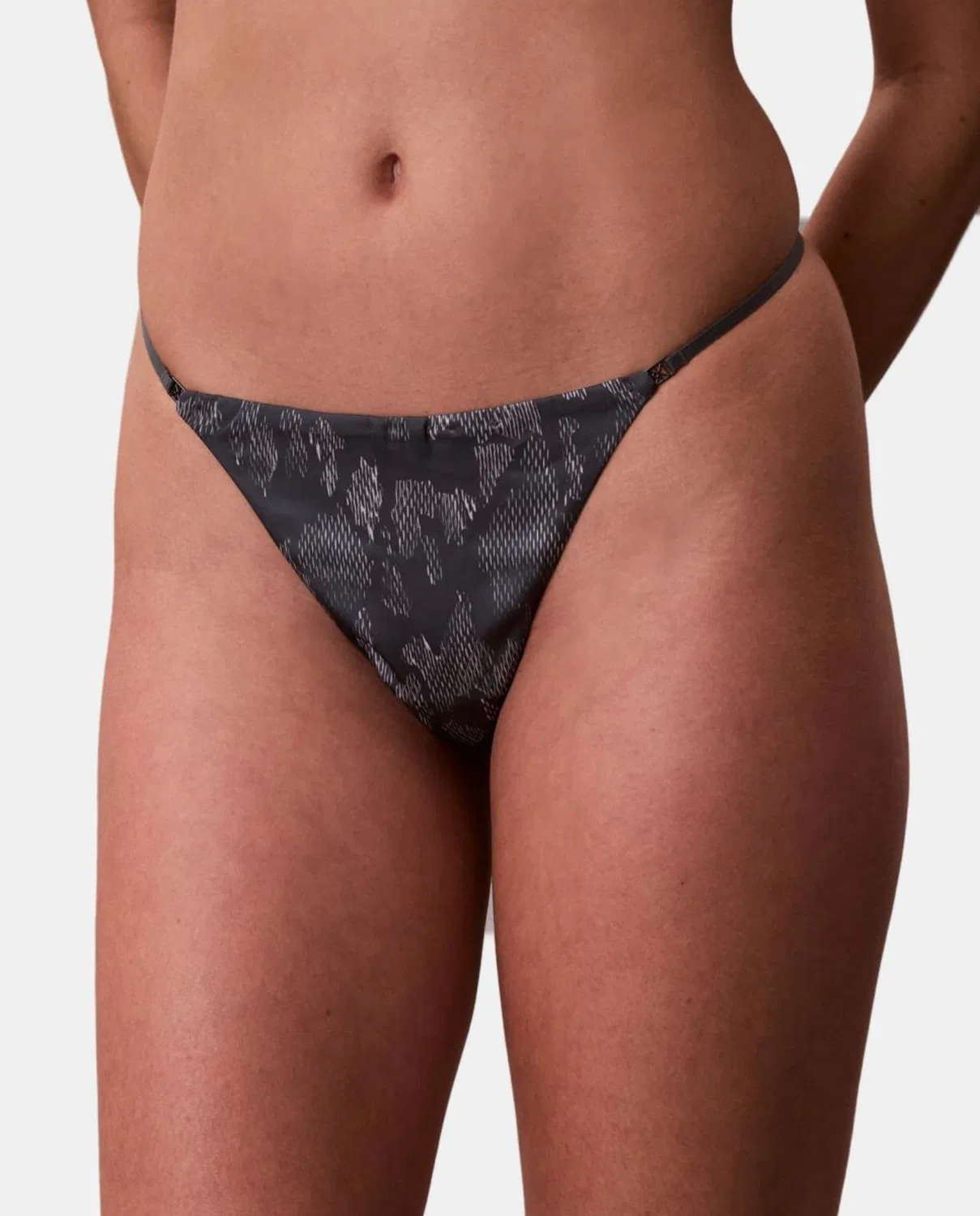 Женские трусы-танга с принтом SIGNATURE SATIN Calvin Klein, Gris Oscuro