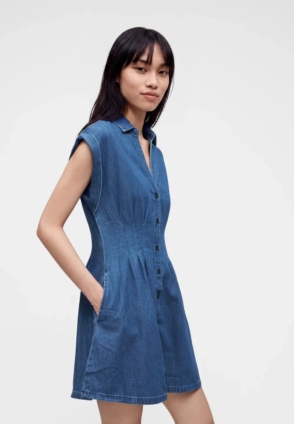 Мини-Платье с защипами в форме лепестка - джинсовое платье Gap, Medium Wash — фото 4