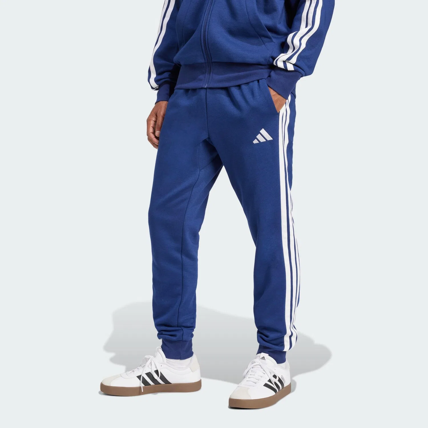 Женские спортивные штаны с 3-полосным дизайном Essentials 3-Streifen Fleecehose Adidas, Цвет Dunkelblau / Weiss / Navyblau