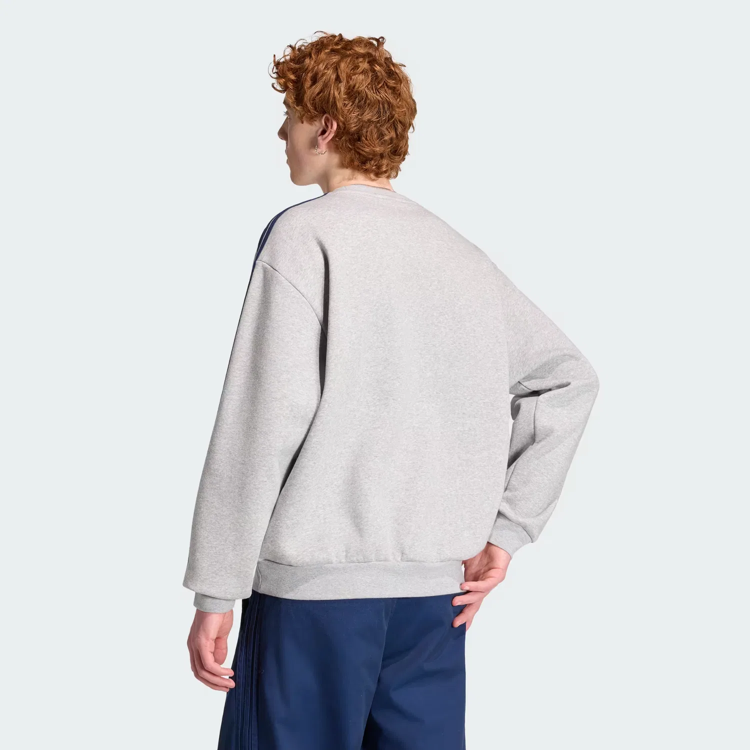 Мужской свитшот оверсайз Adicolor 3-Stripes Adidas Originals, серый меланж/темно-индиго — фото 2