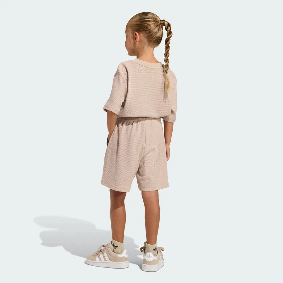 Комплект ADIDAS ORIGINALS «Свободная вафельная короткая футболка» светло-бежевого цвета — фото 3
