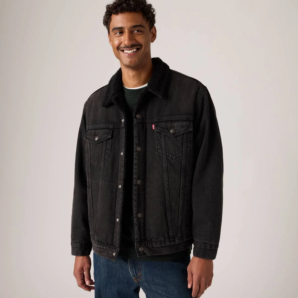 Свободная куртка-тракер из шерпы Levi's, At Midnight Sherpa - Black