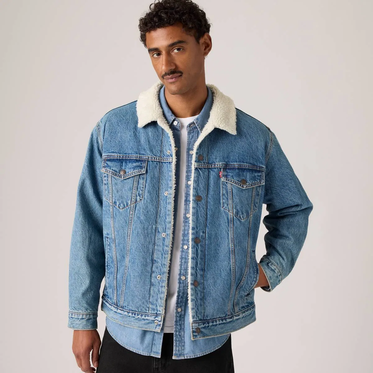 Свободная куртка-тракер из шерпы Levi's, Washed Away Sherpa - Medium Wash