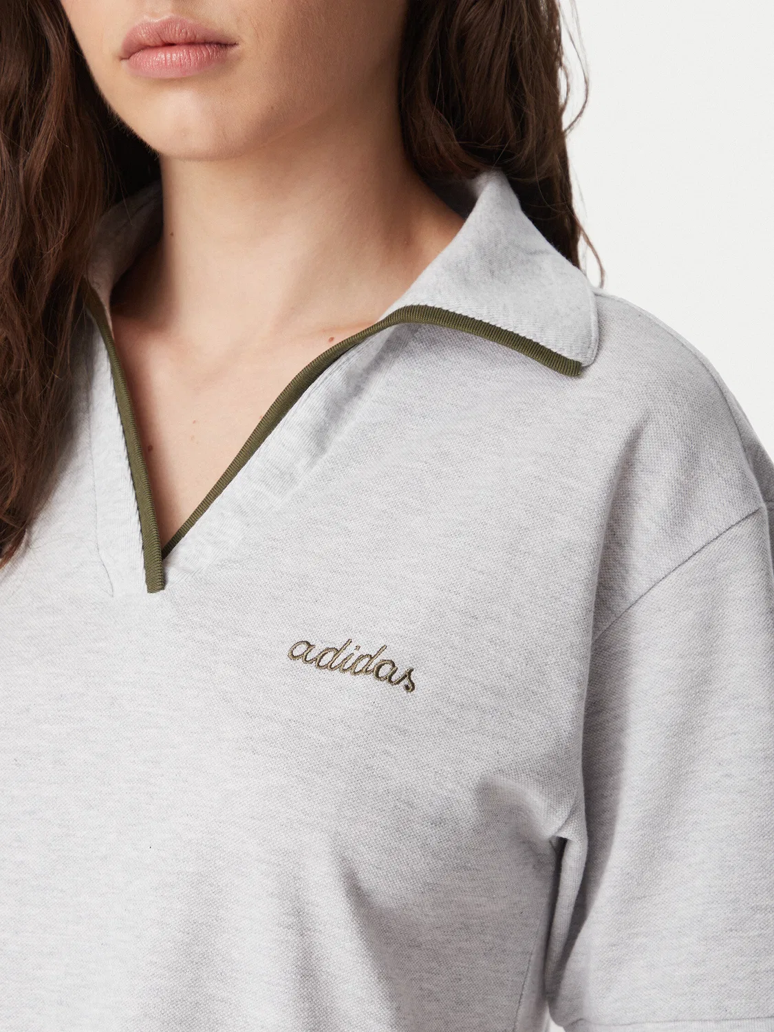 Женское поло стандартного кроя Seasonal Essentials Colorpop Polo With Embroidered Graphic Adidas, серый — фото 4