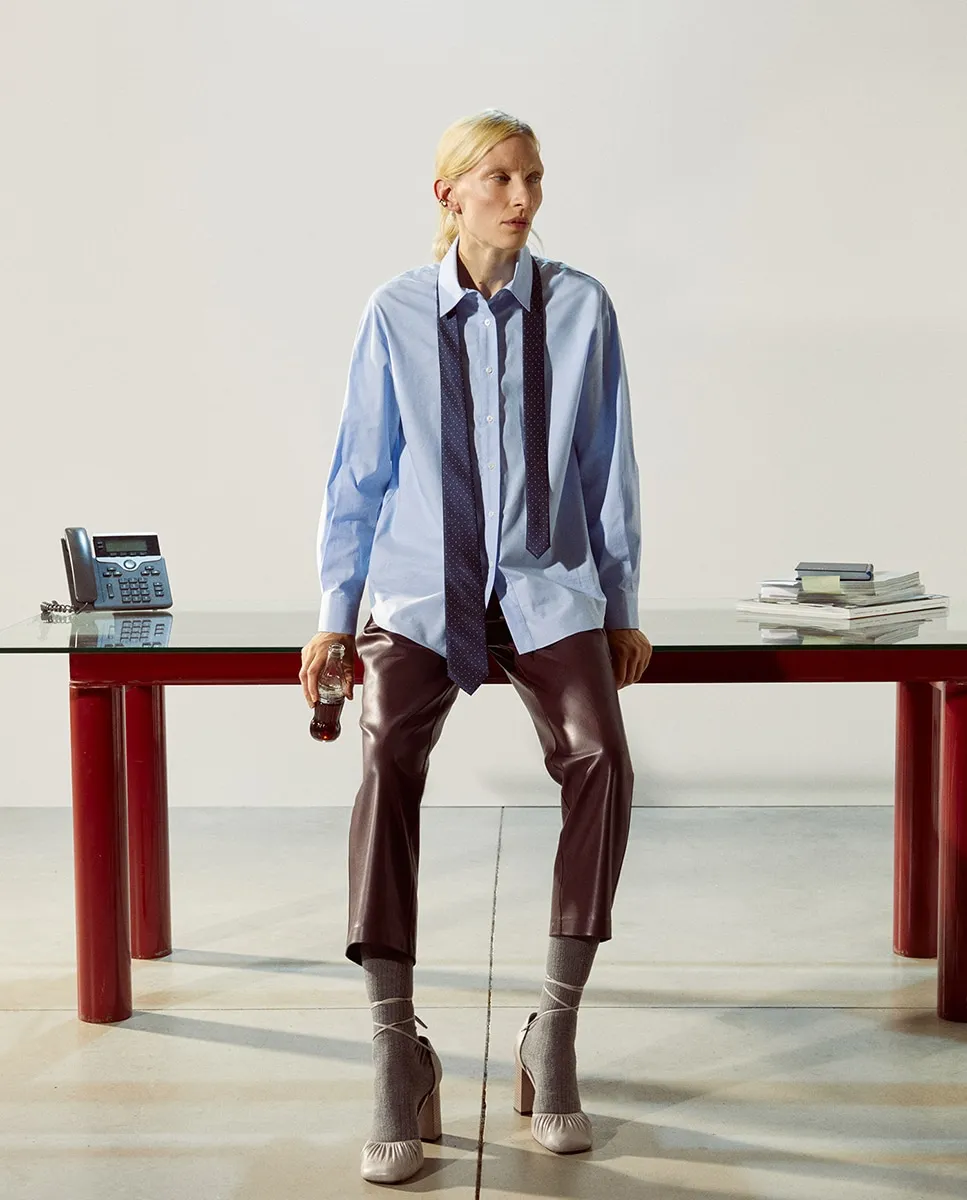 

Чинос с эффектом кожи Sfera, бордовый