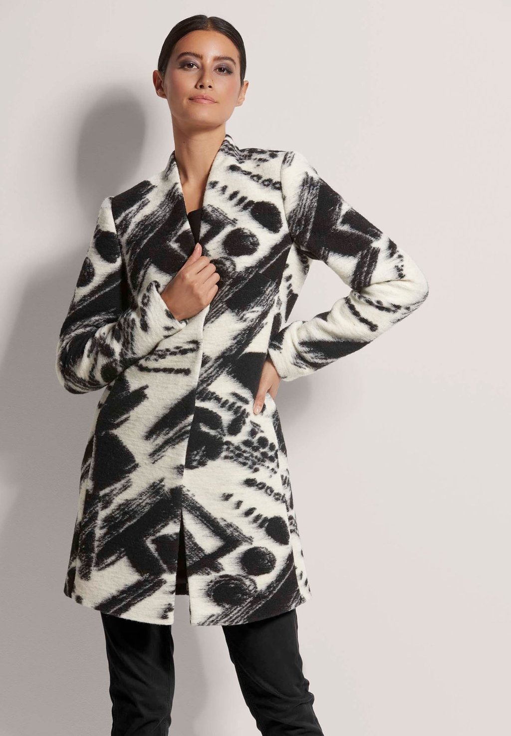 

Короткое пальто Classic coat MADELEINE, черный