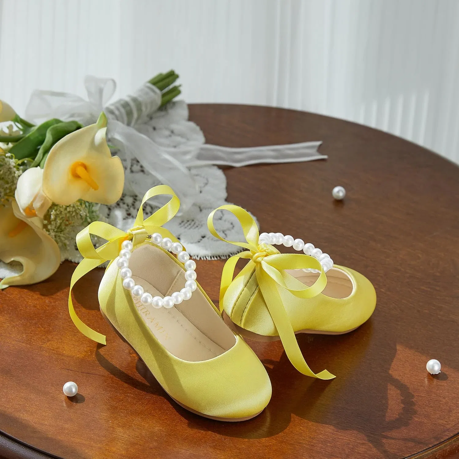 Детские туфли-балетки для девочек с жемчужным ремешком PHIRAMIN, Yellow Pearl Strap — фото 3