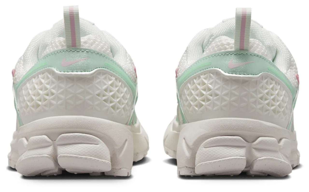 Кроссовки для мальчиков Vomero 5 Nike, цвет Sail/Sail/Pink Foam — фото 3