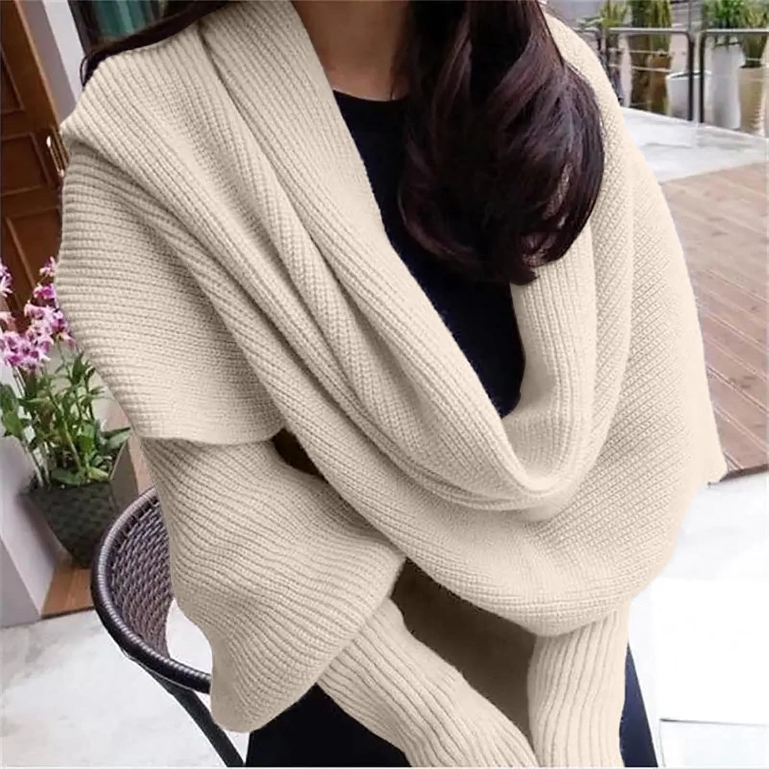 Женский вязаный кардиган-шраг с рукавами, модель Scarf with Sleeves, бежевый — фото 4