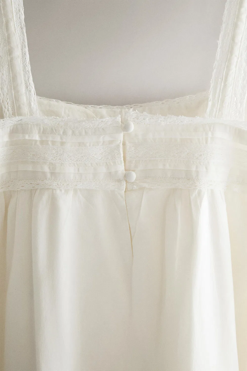 Ночная рубашка на бретелях с кружевом и складками ZARA, Ivory — фото 4