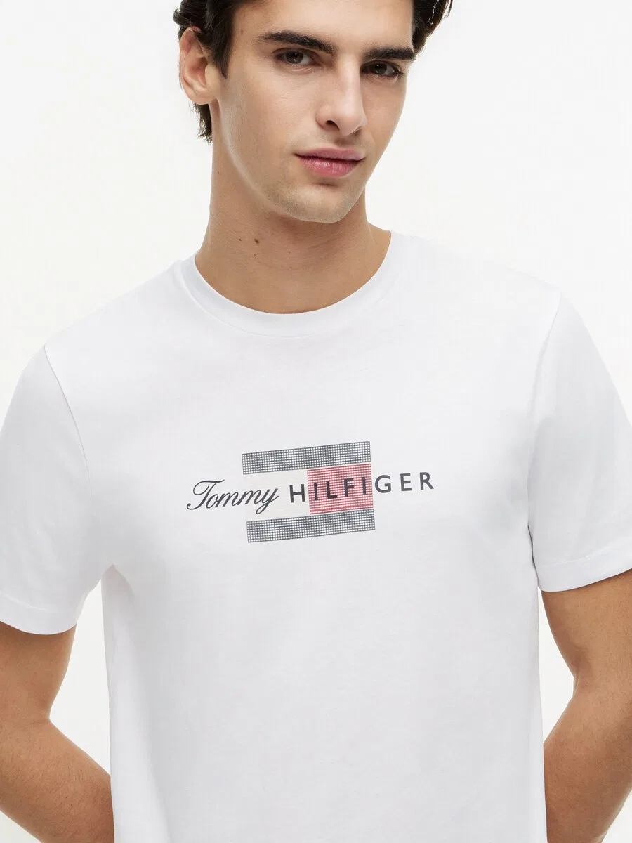 Футболка TOMMY HILFIGER с изображением флага, белого цвета — фото 2