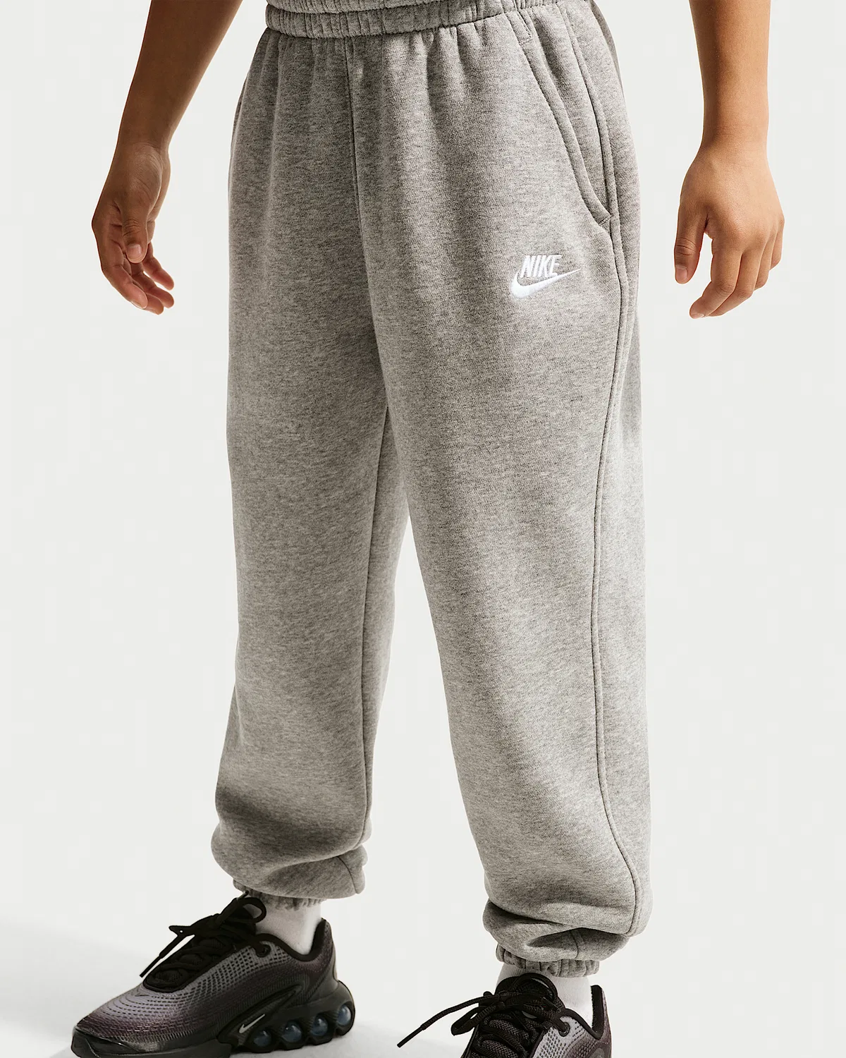Детские свободные штаны Nike Sportswear Club Fleece, Dark Grey Heather/Base Grey/White — фото 2