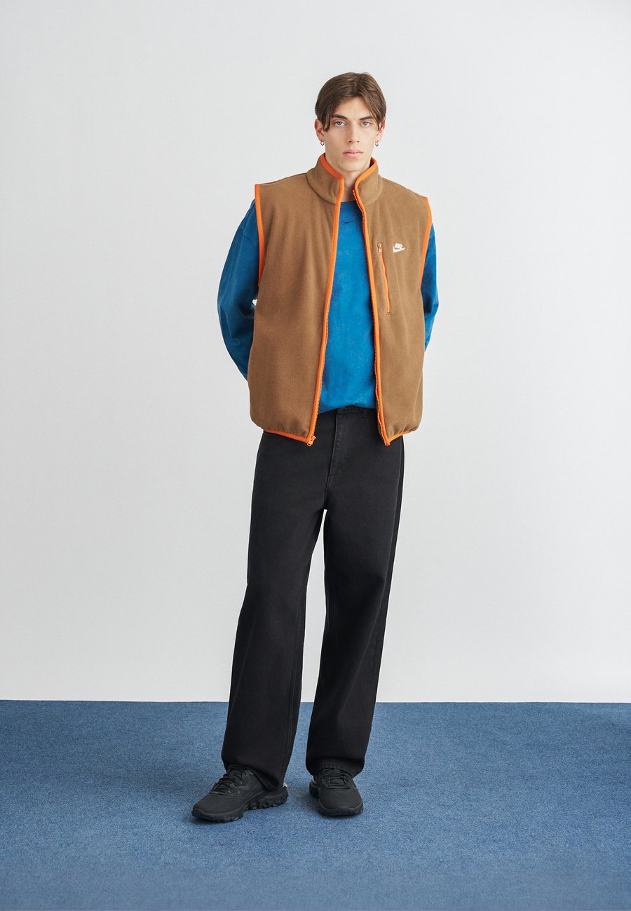 Куртка Nike Sportswear CLUB VEST, Mosswood Brown/Campfire Orange/White/Beige — фото 2