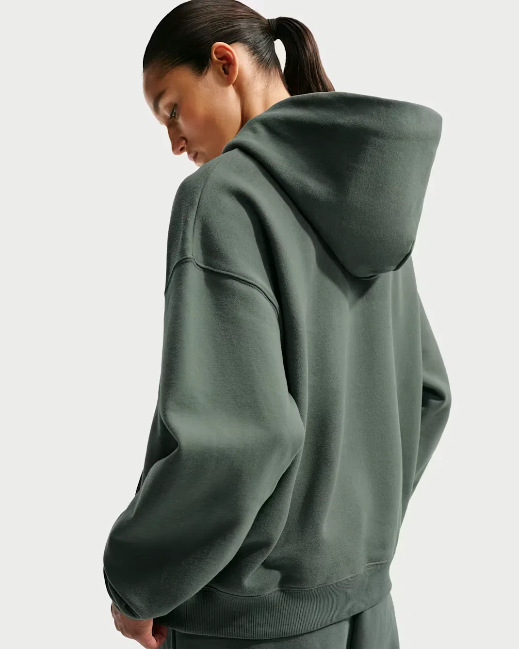 Женская толстовка с капюшоном оверсайз Nike Studio Fleece Medium Weight, Camo Green/Sail — фото 2