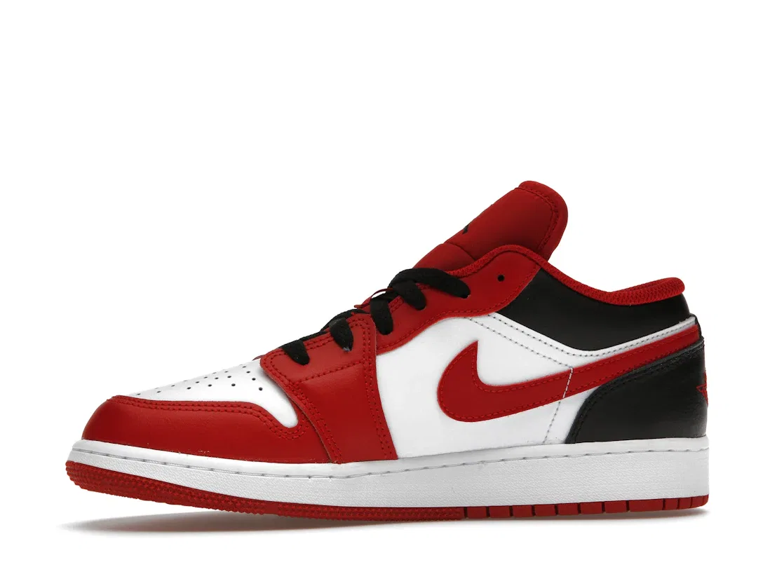 Детские кроссовки для мальчиков с кожаным верхом Jordan 1 Low Bulls Jordan, White/Black-Red — фото 3