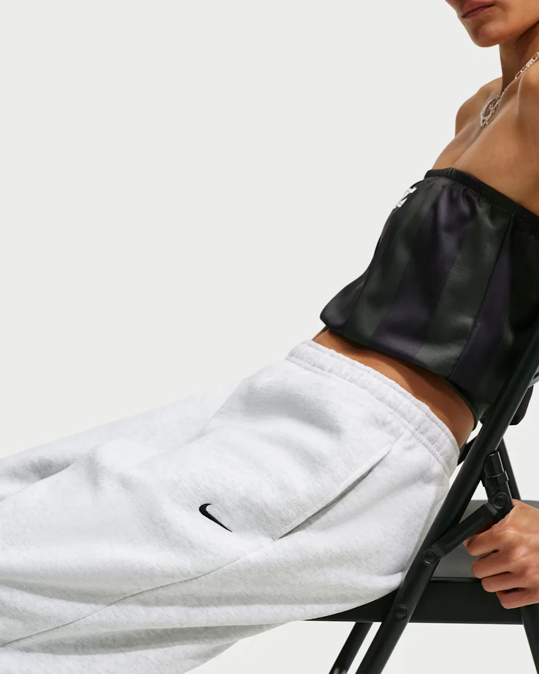 Женские брюки с высокой посадкой, свободного кроя и манжетами Nike Studio Fleece Medium Weight, Birch Heather/Black — фото 4
