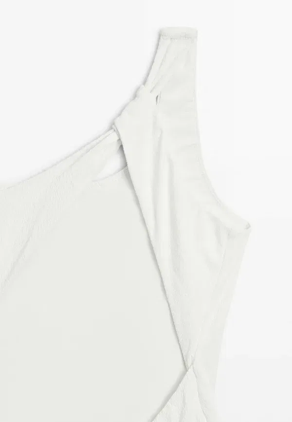 Купальник однотонный Textured asymmetric swimsuit Massimo Dutti, белый — фото 4