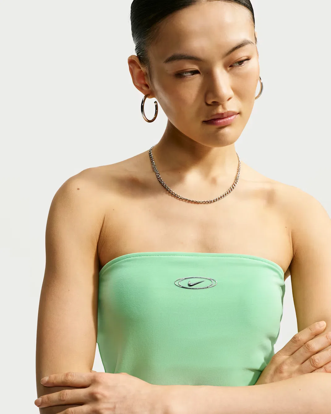 Женский обтягивающий топ-бандо Nike Sportswear, Illusion Green/Metallic Silver
